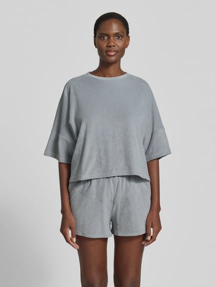 Frauenmodel trägt Relaxed Fit T-Shirt in Bouclé-Optik von Drykorn, Damen T-Shirt aus Reine Baumwolle, Rundhalsausschnitt, Halbarm, Ganzkörperansicht von vorne.