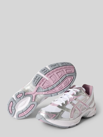 Productfoto, Sneaker met logo-detail van ASICS TIGER voor dames, afgeronde pasvorm, vetersluiting, licht geprofileerde zool, hakhoogte maat 40: 4 cm, schachthoogte: 7 cm, schachtbreedte: 7 cm, wit, zilver en lichtroze met structuur en gladde texturen