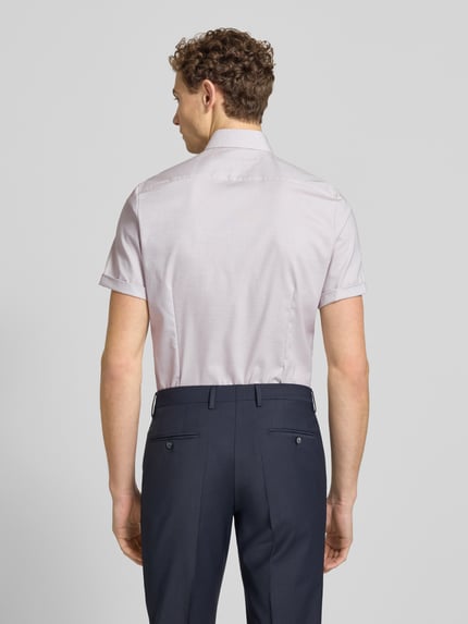 Männermodel trägt Slim Fit Business-Hemd mit Kentkragen von OLYMP Level Five, mix van katoen en elastaan, knoopsluiting; ruglengte 80 cm, schouderbreedte 43 cm, mouwlengte 24 cm, heren zakelijk hemd, lichtroze tint, gladde textuur, ganse lichaamsaanzicht achteraan