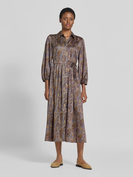 Frauenmodel trägt Midikleid mit Taillenband Modell 'PASSO' von EMME, Satin mit floralem Muster, Knopfleiste, Ganzkörperansicht von vorne.