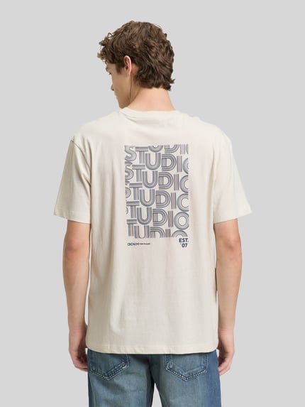Männermodel trägt Relaxed Fit T-Shirt aus reiner Baumwolle von Tom Tailor Denim, unifarben, label print, kurzarm, rondhals, Ganzkörperansicht Rückansicht