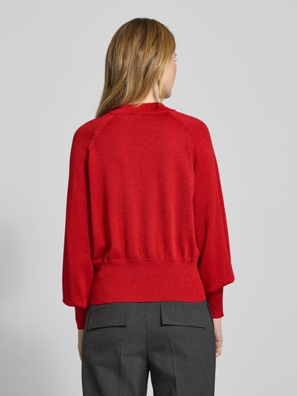 Vrouwenmodel draagt gebreide pullover uit viscosemix Model 'MOBBE' van B.Young, regular fit, opstaande kraag, ruglengte maat S 57 cm, mouwlengte 74 cm, rood, grove textuur, ganzkörperansicht rückansicht.
