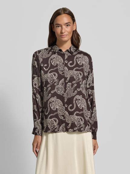 Vrouwenmodel draagt Regular Fit Bluse aus Viskose im Allover-Look van Milano Italy in donkerbruin met crèmekleurige print, licht glanzende stof, knoopsluiting, overhemdkraag, pure viscose, vooraanzicht bovenlichaam.