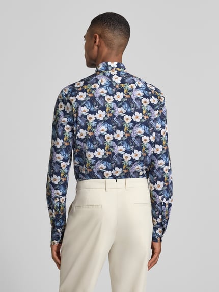 Männermodel trägt Slim Fit Businesshemd aus Baumwoll-Mix mit Kentkragen von OLYMP Level Five, florales Muster, Ganzkörperansicht Rückansicht.