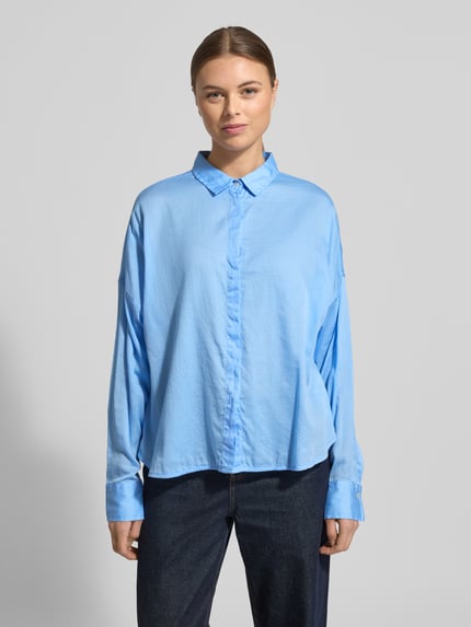 Vrouwenmodel draagt Regular fit blouse met verdekte knoopsluiting Model 'SANDY' van 0039 Italy in puur katoen, lichtblauw, overhemdkraag, ruglengte 68 cm, mouwlengte 47 cm, voorkant volledige lichaamsweergave.