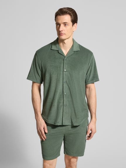 Mannenmodel draagt Slim Fit Freizeithemd aus Frottee van MCNEAL in groen, katoenmix, korte mouwen, reverskraag, volledige knoopsluiting, vooraanzicht volledige lichaam.