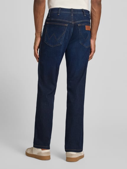 Männermodel trägt Straight Fit Jeans im 5-Pocket-Design Modell 'Texas' van Wrangler, katoenmix met stretch, achteraanzicht volledige lichaamsopname.