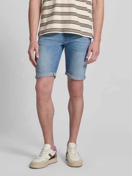 Männermodel trägt Regular Fit Shorts in Denim-Optik von Pierre Cardin, hellblaue Farbe, 5-Pocket-Design, elastischer Baumwoll-Mix, Ganzkörperansicht von vorne.