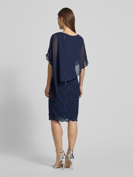 Vrouwenmodel draagt knielanges Cocktailkleid met Paillettenbesatz van SWING in donkerblauw, uitbrenner-effect, rugaanzicht, volledige lichaamsopname.