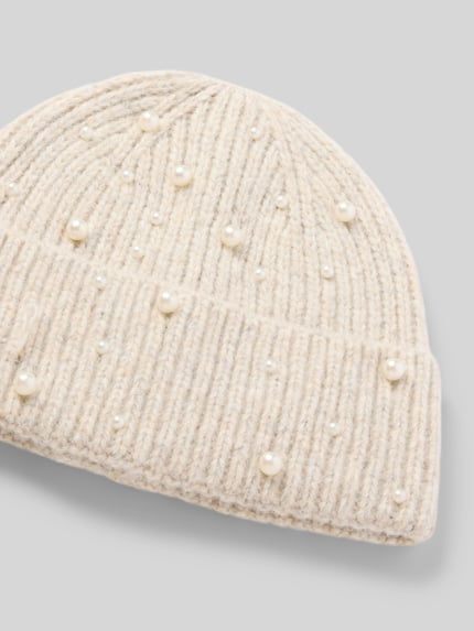 Produktfoto, Mütze mit Perlenapplikation von PIECES in cremefarbener Melange-Strickoptik, Strukturmuster, detailreiche Textur