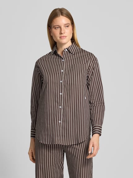 Frauenmodel trägt Regular Fit Bluse aus reiner Baumwolle Modell 'MAVIE' von VILLA SOPHIE mit Allover-Streifenmuster, Ganzkörperansicht von vorne.