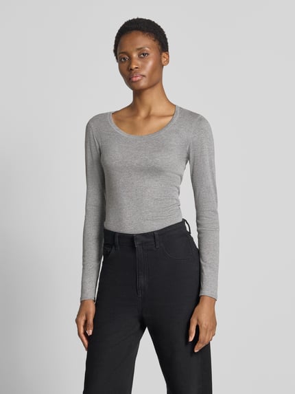 Kobiece model prezentuje bluzkę z długim rękawem Slim Fit Langarmshirt aus Baumwoll-Modal-Mix model 'Sorana' od OPUS w szarym kolorze, gładka faktura, Ganzkörperansicht von vorne
