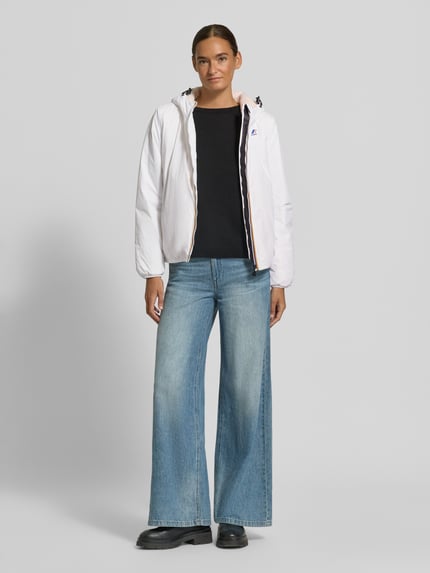 Frauenmodel trägt weiße Regular Fit Jacke mit Logo-Print Modell 'CLAUDETTE' von K-WAY, elastische Abschlüsse, Ganzkörperansicht von vorne.