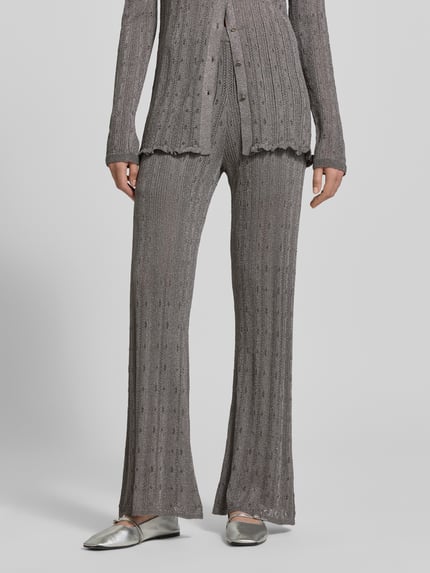 Frauenmodel trägt Relaxed Fit Strickhose mit Viskose-Anteil von Jake*s Collection, Material-Mix, Semitransparenz, integrierte Shorts, Elastikbund, grau, gerade Form, angenehme Textur, Ganzkörperansicht von vorne.