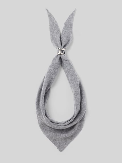 Produktfoto, Schal aus Wolle mit Perle von COMMA in Grau, dreieckige Form, weiche Textur, Breite 23 cm, Länge 113 cm