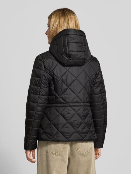 Vrouwenmodel draagt zwarte Jacke mit Kapuze und Reißverschlusstaschen van Christian Berg Woman Selection, recht model, capuchon, ritssluiting, zij-ritszakken, ruglengte maat 36: 62 cm, schouderbreedte: 42 cm, borstwijdte: 50 cm, mouwlengte: 62 cm, volledige rugaanzicht.