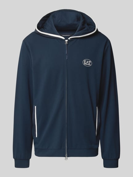 Produktfoto, Sweatjacke mit Logo und Zweiwege-Reißverschluss von EA7 Emporio Armani aus Viskose-Mix mit Stretch-Anteil, Regular-Fit, Kapuze, Eingrifftaschen, dunkelblau, glatte Textur, Kontrastdetails an Taschen und Kapuze