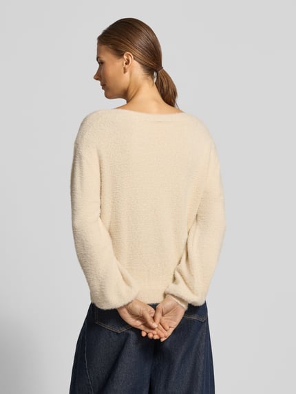 Frauenmodel trägt Regular Fit Pullover mit Viskose-Anteil von Garcia in Creme, locker gestrickt, Struktur wirkt flauschig, Ganzkörperansicht Rückansicht. Damen Pullover von Garcia.