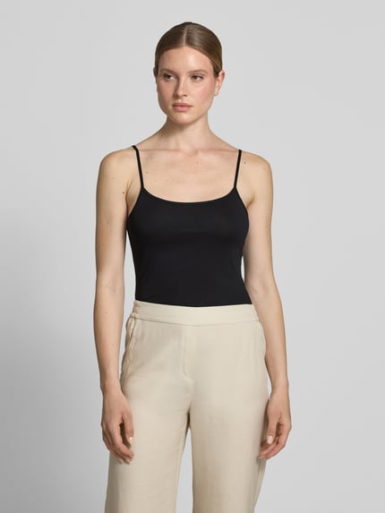Frauenmodel trägt Regular Fit Trägertop aus Baumwoll-Mix von s.Oliver RED LABEL, Optik: Unifarben, Karree-Ausschnitt, verstellbare Spaghettiträger, Nahaufnahme Oberkörper.