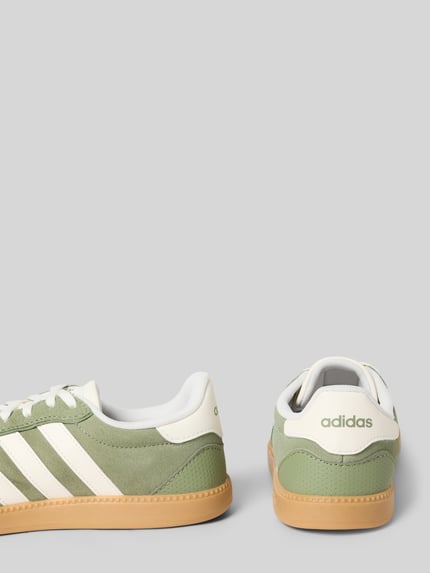 Produktfoto, Sneaker mit Label-Detail von adidas Sportswear im Leder-Mix mit abgerundeter Spitze, strukturierte Sohle, Schnürverschluss, Absatzhöhe 2 cm, Schafthöhe 4 cm, Schaftweite 5 cm, grüne und weiße Farbtöne, Gummisohle.