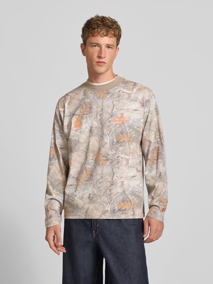 Männermodel trägt Longsleeve mit Logo- und Motiv-Print von ANOTHER COTTON LAB aus reiner Baumwolle, Gerade Passform, Ganzkörperansicht von vorne