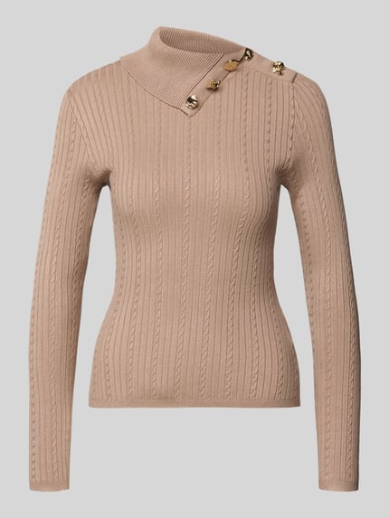 Produktfoto, Slim Fit Longsleeve aus Viskose-Mix Modell 'Sicilla' von Guess, krój slim fit, strick-optyka, stójka, ozdobne guziki, kolor beżowy