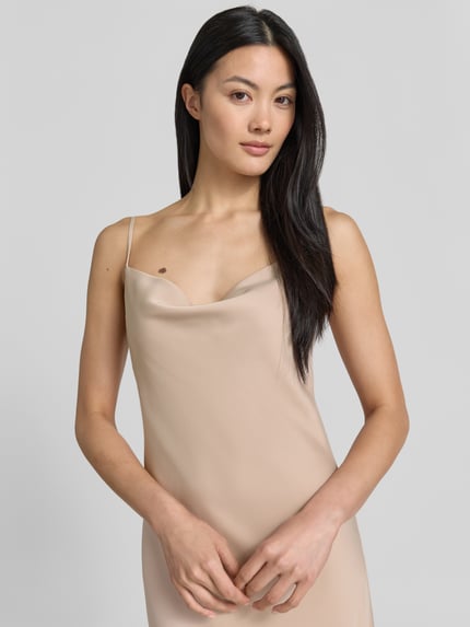 Frauenmodel trägt Cocktailkleid aus Satin mit Wasserfall-Ausschnitt von Jake*s Cocktail, Gerader-Schnitt, Midikleid, Spaghettiträger, Nahaufnahme Oberkörper.