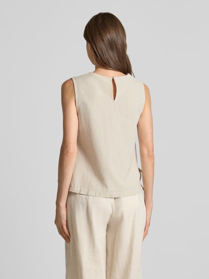 Frauenmodel trägt Blusentop mit Leinen-Anteil mit seitlicher Schnürung von Vila, beige, Viskose-Mix, Straight Fit, Ganzkörperansicht Rückansicht.