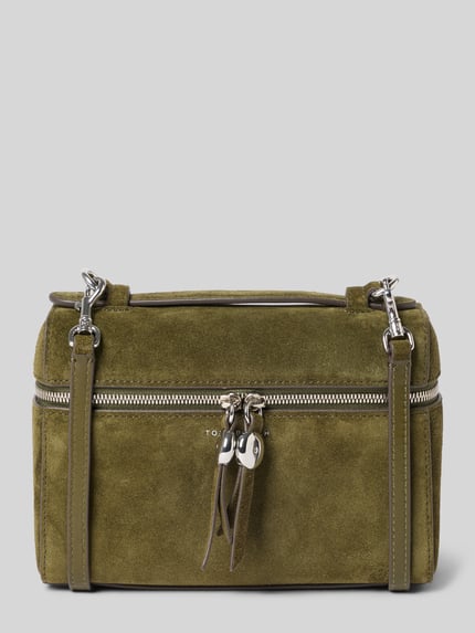 Produktfoto, Crossbody Bag mit Label-Print von Tory Burch in Olivgrün mit silbernen Details, Zweiwege-Reißverschluss, abnehmbarem Schulterriemen, kurzem Tragehenkel und Innenfach, samtige Textur, Breite 18 cm, Länge 12 cm, Tiefe 6 cm