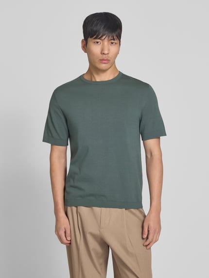 Männermodel trägt Regular Fit T-Shirt aus reiner Bio-Baumwolle Modell 'TORINO' von SELECTED HOMME, Optik: Unifarben, Ganzkörperansicht von vorne.