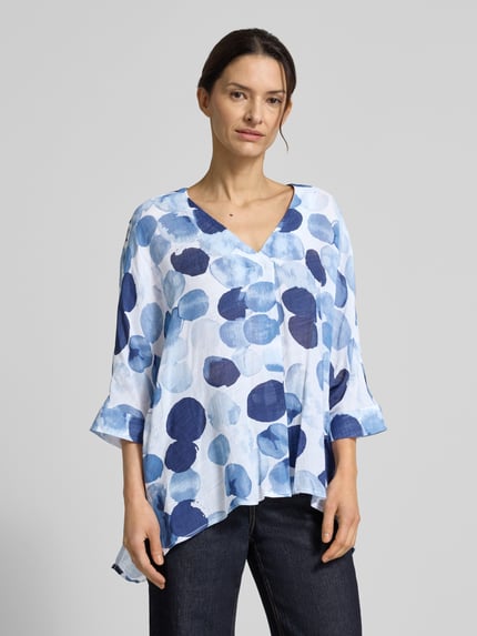 Frauenmodel trägt Relaxed Fit Bluse aus Viskose-Mix von Apricot, Allover-Look mit blauen Punkten, V-Ausschnitt, 3/4-Arm, Nahaufnahme Oberkörper.