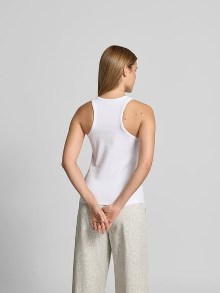 Frauenmodel trägt Tanktop mit Logo-Print von Lala Berlin aus Baumwoll-Mix in Weiß, strukturierte Ripp-Optik, Rückenlänge 56 cm, Ganzkörperansicht Rückansicht.