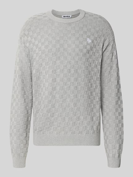 Produktfoto, Regular Fit Strickpullover aus reiner Baumwolle mit Label-Detail von REVIEW, graues Schachbrettmuster, elastische Abschlüsse