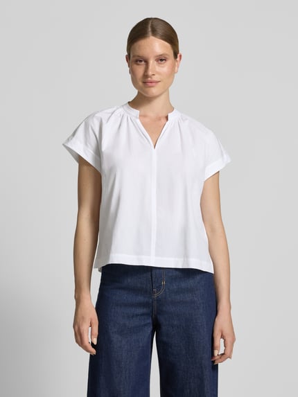 Frauenmodel trägt Blusenshirt mit Tunikakragen Modell 'Firu' von OPUS aus Reine Baumwolle, Straight Fit, Weiß, Ganzkörperansicht von vorne.