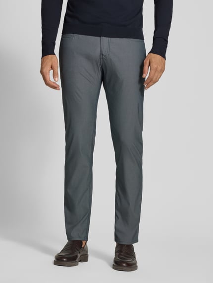 Männermodel trägt Regular Fit Hose mit Label-Detail Modell 'Lyon' von Pierre Cardin, grau, fein strukturiert, Nahaufnahme Vorderansicht. Baumwoll-Mix mit Stretch-Anteil.