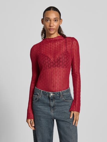Vrouwenmodel draagt rood shirt met lange mouwen van Materiaalmix met stretch, slim fit, ronde hals, Labeldetail, Model 'Zahara' van OH APRIL, ruglengte bij maat S 63 cm, voorkant bovenlichaam close-up.