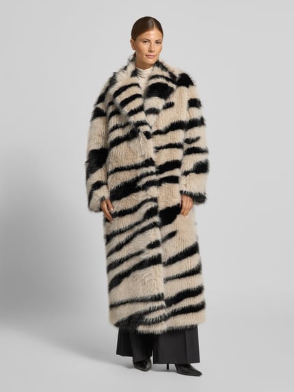 Frauenmodel trägt Mantel aus Kunstfell im Allover-Look von Beaumont Amsterdam in Creme mit schwarzen Streifen, Relaxed Fit, Ganzkörperansicht von vorne.