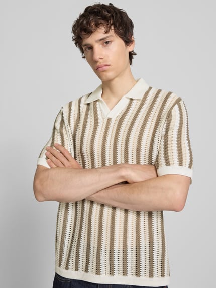 Männermodel trägt Regular Fit Poloshirt aus Baumwoll-Mix Modell 'THUE' von Only & Sons, Optik:Allover-Muster, gestreift, Lochstrickmuster, Struktur, Polokragen, V-Ausschnitt, Kurzarm, Bündchen: Gerippt, Farbe Beige und Braun, Nahaufnahme Oberkörper.