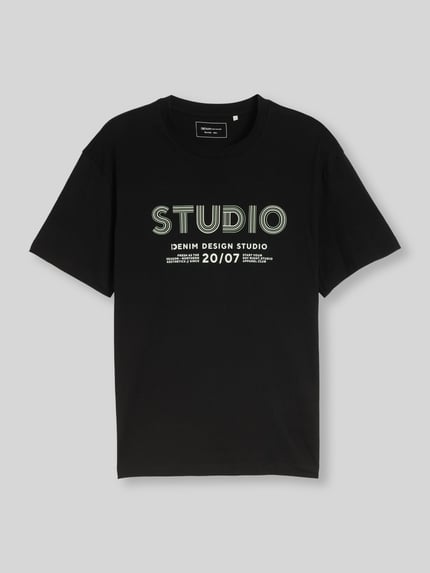 Productfoto, Relaxed Fit T-Shirt aus reiner Baumwolle van Tom Tailor Denim, zwart, unikleur, labelprint, ronde hals, korte mouw, katoen.