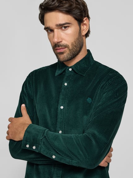 Männermodel trägt Regular Fit Freizeithemd mit Label-Stitching von MCNEAL in grüner Cord-Baumwolle, Kentkragen, Nahaufnahme Oberkörper
