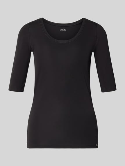 Produktfoto, t-shirt mit Ärmelaufschlag und Rundhalsausschnitt von Marc Cain, mieszanka bawełny z dodatkiem streczu, dopasowany krój, okrągły dekolt, zakładka na rękawach, detal z logo, długość tyłu w rozmiarze 36: 60 cm, damski t-shirt, kolor czarny, gładka tekstura