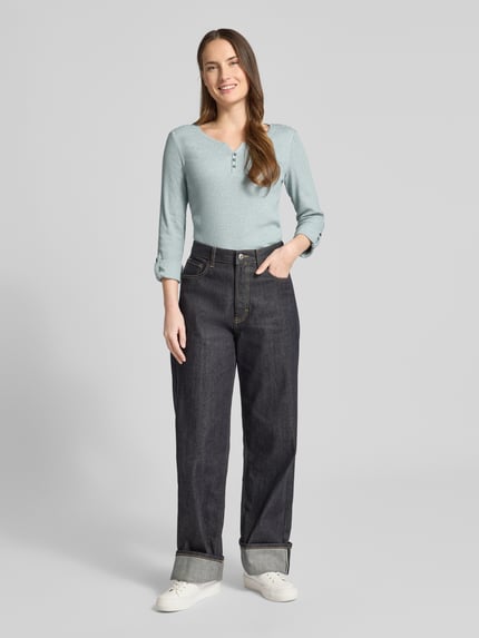Frauenmodel trägt Regular Fit Langarmshirt aus Baumwoll-Mix von Tom Tailor, unifarben Two Tone in Hellblau, Rippstrick, Ganzkörperansicht von vorne.