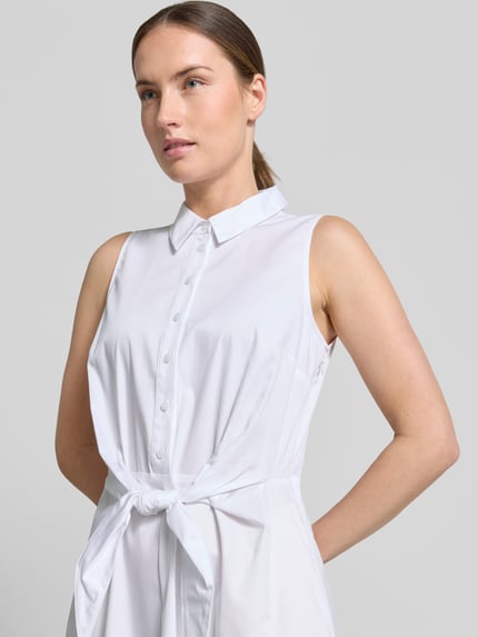 Frauenmodel trägt Hemdblusenkleid aus Satin in Midilänge von Comma, Weiß, taillierte Passform, Baumwoll-Mix, Knopfleiste, Taillenband, ärmelloses Design, Nahaufnahme Oberkörper.