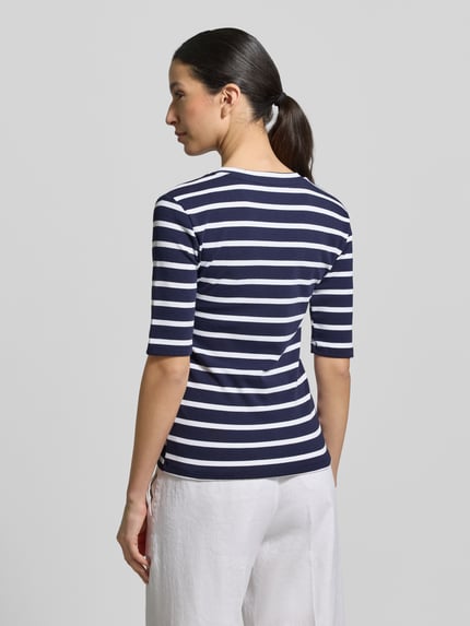 Vrouwenmodel draagt T-shirt met streepmotief en V-hals van Christian Berg Woman, Mix van katoen en elastaan, regular fit, ruglengte maat S 55 cm, Ganzkörperansicht Rückansicht.