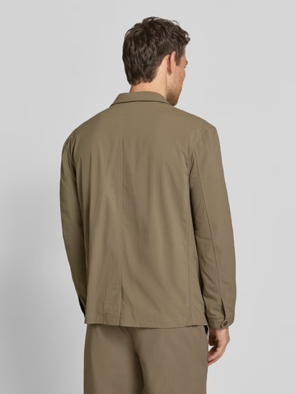 Männermodel trägt Regular Fit Anzugsakko mit Reverskragen Modell 'HALLS HYBRID' von SELECTED HOMME, Optik: Unifarben, Materialverarbeitung: Batist, Ganzkörperansicht Rückansicht.