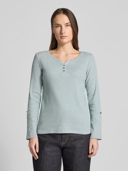 Frauenmodel trägt Regular Fit Langarmshirt aus Baumwoll-Mix von Tom Tailor, unifarben Two Tone in Hellblau, Rippstrick, V-Ausschnitt, Ganzkörperansicht von vorne