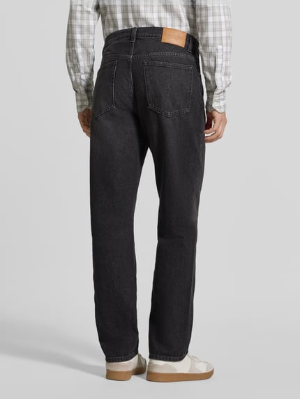 Männermodel trägt Straight Fit Jeans aus Baumwoll-Viskose-Mix von GANT in Dunkelgrau, sichtbare Nähte, Herren Straight Fit Jeans von GANT, Ganzkörperansicht Rückansicht