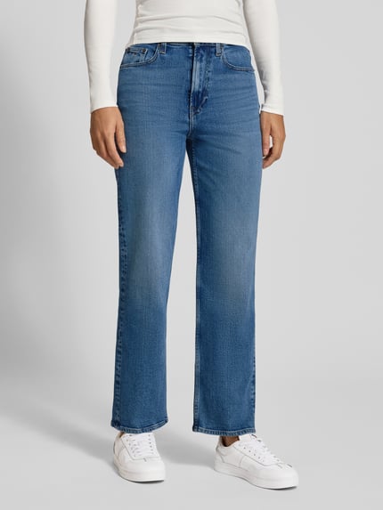 Frauenmodel trägt Straight Fit Jeans aus Baumwoll-Mix Modell 'LAYLA' von Tommy Jeans in Melange-Optik mit Label Patch und 5-Pocket-Design, Ganzkörperansicht von vorne.