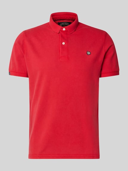Produktfoto, Regular Fit Poloshirt mit Logo-Stitching von Superdry aus reiner Baumwolle in Rot mit Polokragen und kurzärmeligem Design.