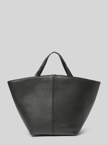 Produktfoto, schwarze Handtasche mit Ketten Modell 'LAINIO' von Seidenfelt, glatte Struktur, Tragehenkel, Label-Detail, neutraler Hintergrund